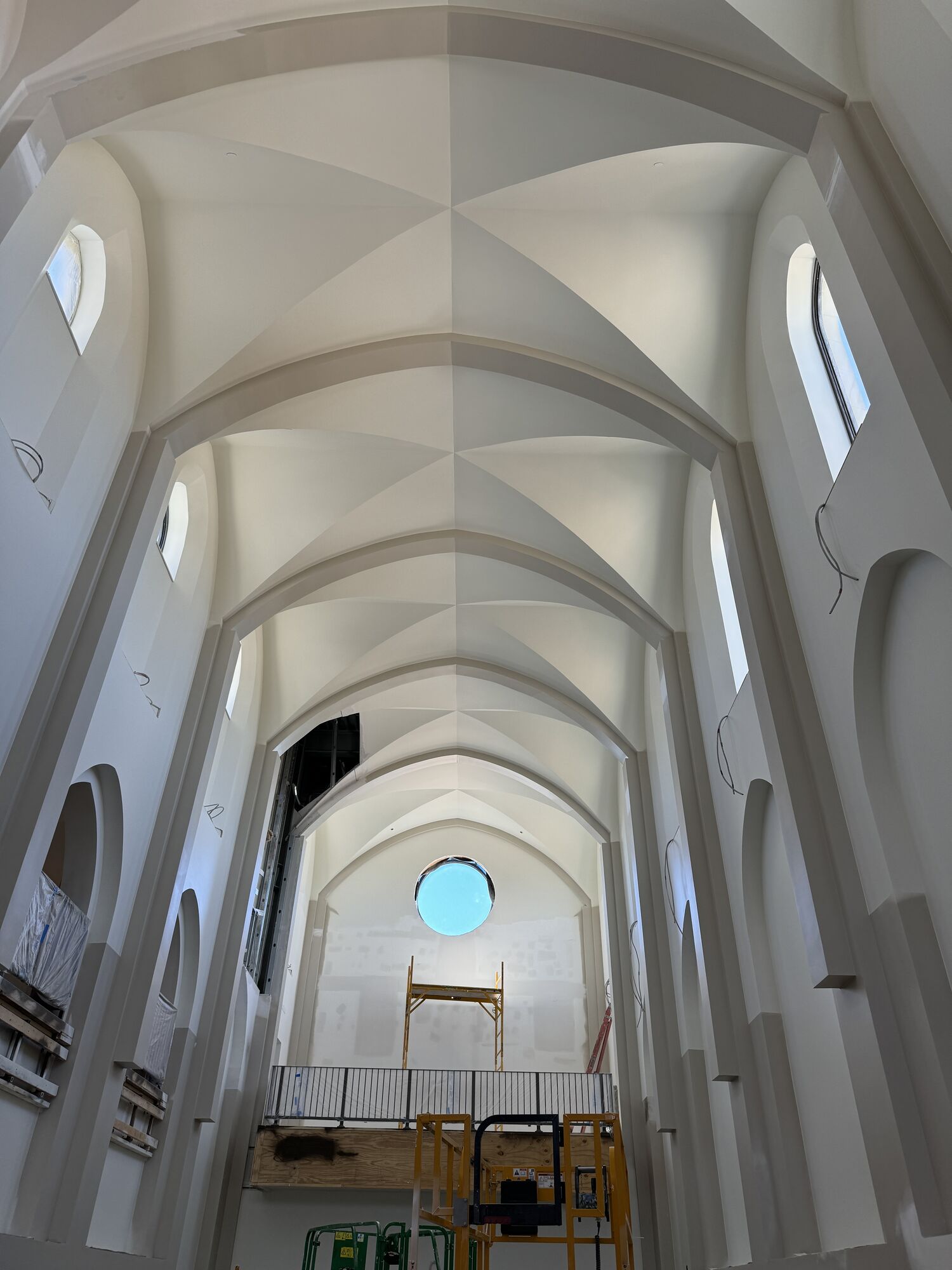 Nave with ribbed groin vaults and a round oculus window